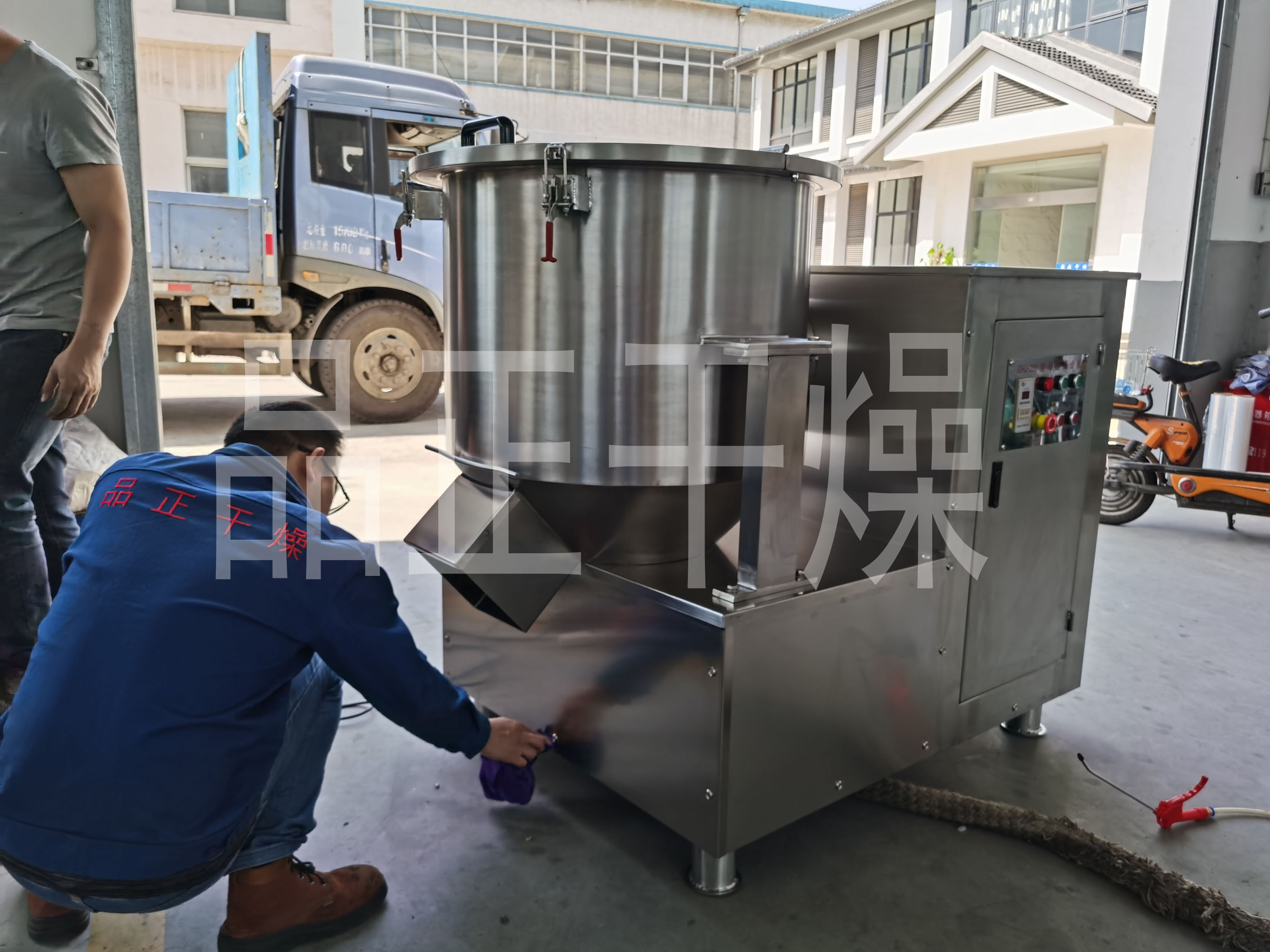 常州品正高速混合機(jī)是目前國(guó)內(nèi)較流行也是效果較好的干料混合和干濕料混合設(shè)備！